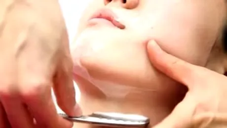 Bărbieritul la femei – o nouă metodă de a menține pielea fină – video