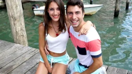 Doi tineri călătoresc în jurul lumii cu banii câştigaţi filmându-se în dormitor