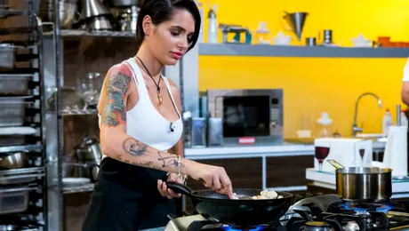 Diana de la „Insula Iubirii” a pus ochii pe chef Cătălin Scărlătescu! Reacţia Ginei Pistol