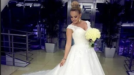 Anda Adam, cununie în aer liber, printre sute de flori albe