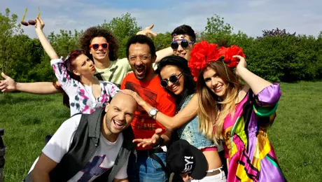 Iubita lui Andrei şi soţia lui Kamara, protagoniste în cel mai recent clip al trupei Alb Negru!