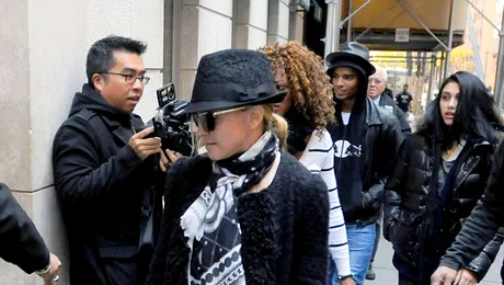 Madonna, indecenta sub privirile fiicei sale