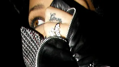 Rihanna s-a logodit cu Chris Brown? (Poze)