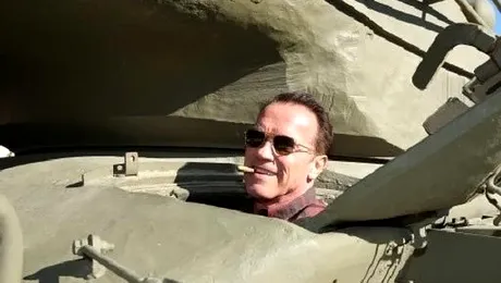 Arnold Schwarzenegger face praf o mașină cu tancul! (Video)