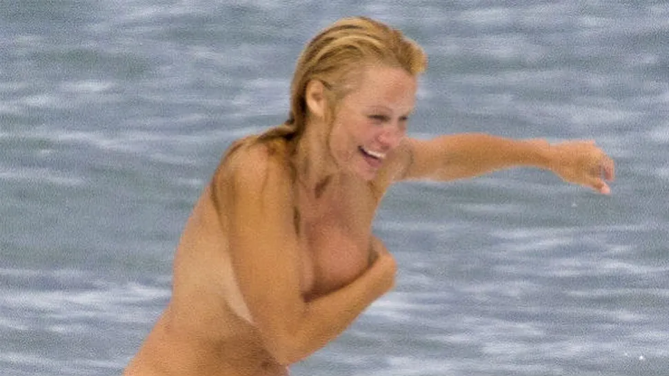 Pamela Anderson, topless la 46 de ani!