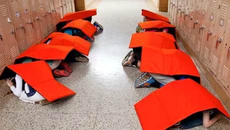 „Pătura bodyguard”, invenția care ferește elevii de gloanțe și tornade!