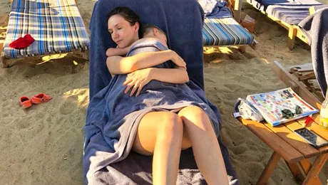 Cine are grijă de copil în vacanţă? Adela Popescu: „Ne judecaţi? Treaba voastră!”