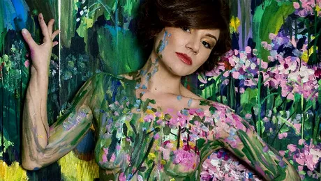 Neylini a pozat goală şi pictată