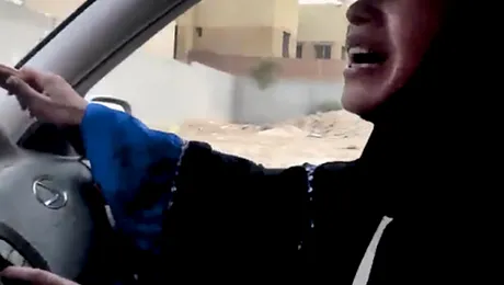 Arabia Saudita: Femeie condamnata la 10 lovituri de bici pentru ca a condus