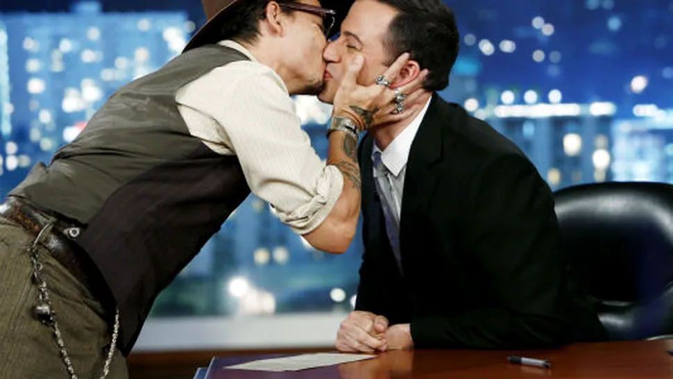 Johnny Depp îl sărută pe comediantul Jimmy Kimmel (Video)