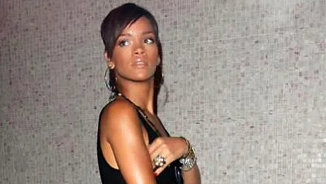 Rihanna, cu „pistolul” subrat! (POZE)
