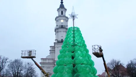 Pom de Craciun, realizat din 40.000 de sticle reciclate!