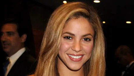 Shakira vrea sa cînte cu Robert Pattinson