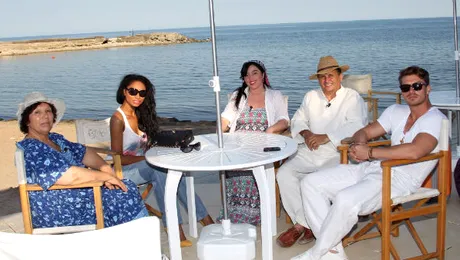 La “Serviţi, va rog”, vedetele strâng gunoaiele de pe plajă