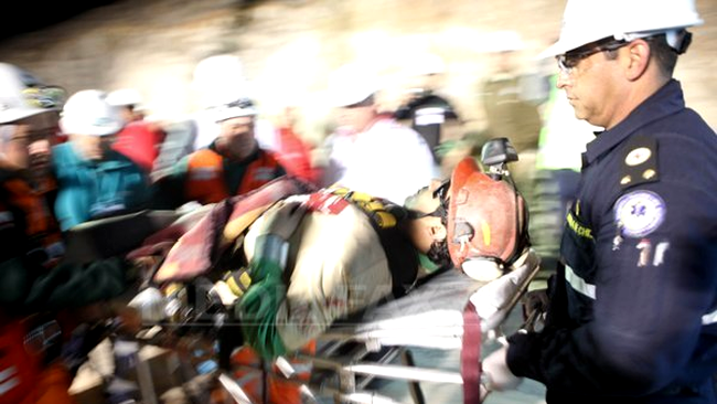 Florencio Alvarez fiind dus pe targa catre spitalul mobil pentru analize