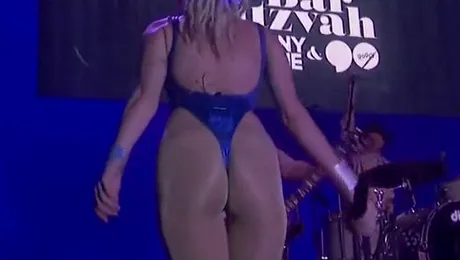 Şi-a desfăcut picioarele pe scenă şi a arătat tot!