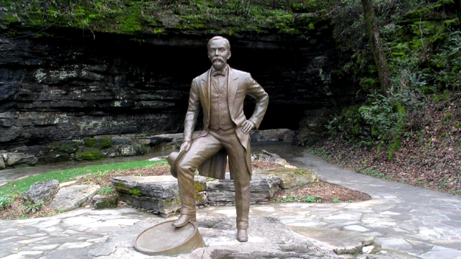 statuia lui Jack Daniel din apropierea distileriei Jack Daniel's din Lynchburg