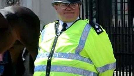 Politia britanica o „comite” pe banda rulanta