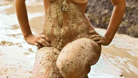 Oficial, era prezentatoare TV! Ce „ocupaţie” scandaloasă avea, în realitate,  blonda