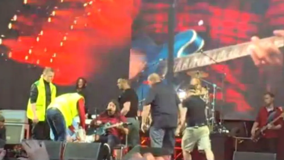 


Solistul trupei Foo Fighters şi-a rupt piciorul în timpul unui concert 