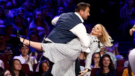 Horia Brenciu îi dă lecţii de dans lui Vlad Drăgulin, pe scena X Factor: ”Uită-te aici şi învaţă”