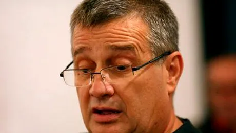 Mircea Dinescu s-a izbit cu masina de un copac