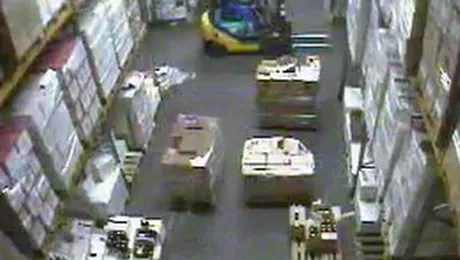 A facut ravagii in depozit cu motostivuitorul (Video)