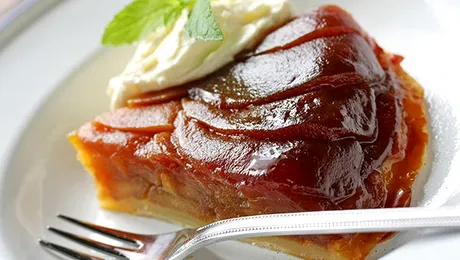 Rețetă simplă: Tartă răsturnată cu mere și biscuiți