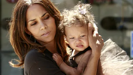 Fiica lui Halle Berry bea apa „personalizata” (Poze)