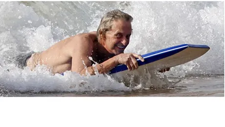 Ce bine arata Michael Douglas! S-a apucat de  surfing in Hawaii