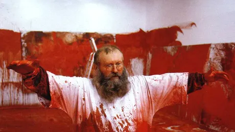 IMAGINI SOCANTE: Hermann Nitsch, artistul care lucreaza cu sange, organe si animale moarte (Poze)