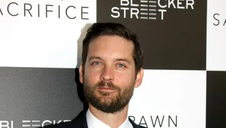 Tobey Maguire, în pielea lui Charlie Chaplin, în „Babylon”, de Damien Chazelle