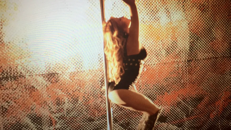 Imagini super hot! Sylvia dansează la bară în noul videoclip la piesa “Let me love ya”