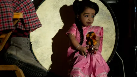 Cea mai scundă femeie din lume, Jyoti Amge, apare în „American Horror Story” (Video)