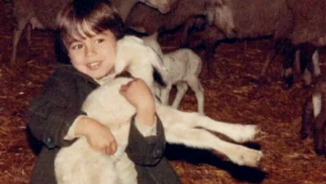 Acum este un cântăreţ celebru! Cine e puştiul cu iedul în braţe?