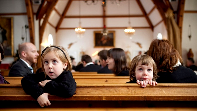 În Nebraska, părinții sunt arestați dacă minorii râgâie în biserică