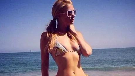 O supervedetă şi-a pus silicoane, dar nu recunoaşte! Cum s-a dat de gol