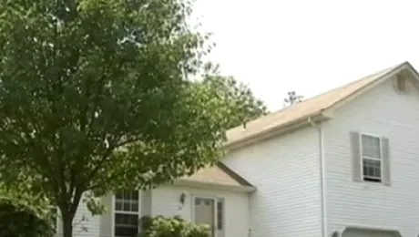 O femeie care nu știa că e gravidă a născut în curtea casei