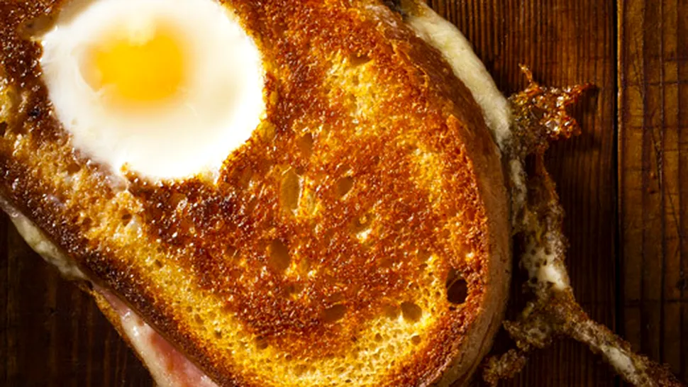 Ce mâncăm azi: Sandwich cu ou și șuncă