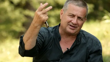 Pe Mircea Dinescu îl ştie o ţară întreagă. Cum arată frumoasa lui soţie!