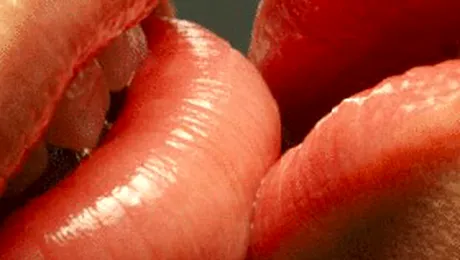 Lasa-te sarutat si filmat, ca sa ai de castigat!