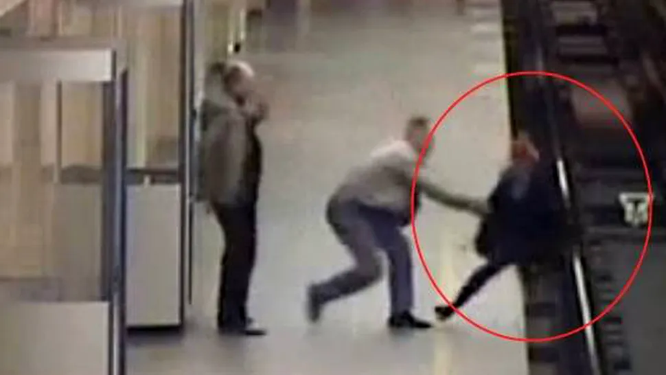 ȘOCANT: Femeie împinsă de un bărbat pe șinele metroului (Video)