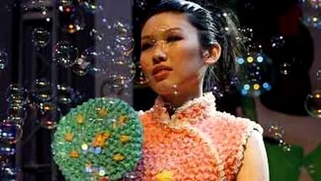 Articole vestimentare fabricate din prezervative (poze)