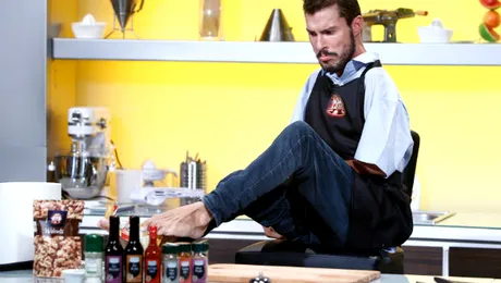 Un pictor cu handicap la mâini găteşte la ”Chefi la cuţite”