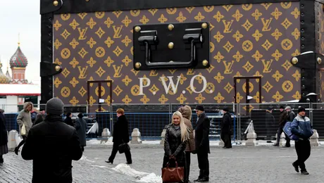 „Valiza” Louis Vuitton va fi mutată din Piața Roșie