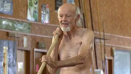 Are 90 de ani și sare cu prăjina (Video)