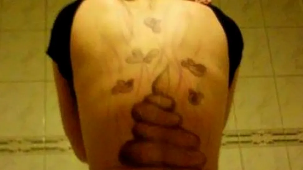 Un barbat i-a tatuat iubitei infidele un excrement pe spate