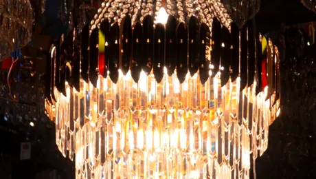 (P) De ce să nu pui orice candelabru într-un apartament cu tavan standard: între practic și spectaculos