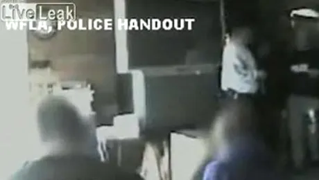 Politistii antidrog joaca Wii in casa infractorilor (Video)