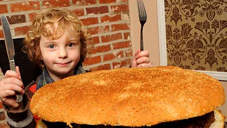 Cel mai mare burger din Marea Britanie (Poze & Video)